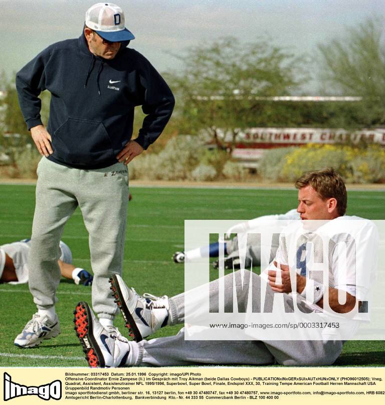 Offensive Coordinator Ernie Zampese (li.) im Gespräch mit Troy Aikman (beide Dallas Cowboys) - (PHO96012505) American Football Herren NFL 1995 1996, Superbowl, Super Bowl, Finale, Endspiel XXX, 30, Training Gruppe Tempe American Football Herren NFL 1995 1996, Superbowl, Super Bowl, Finale, Endspiel XXX, 30, Training Gruppe Tempe