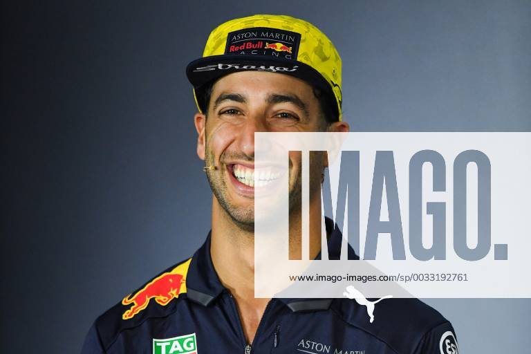 22nd March 2018, Melbourne Grand Prix Circuit, Melbourne, Australia; Melbourne Formula One Grand Prix, Arrivals and press conference PK Pressekonferenz Daniel Ricciardo (Australia) of Aston Martin Red Bull Racing smiles during a press conference ActionPlus12003705