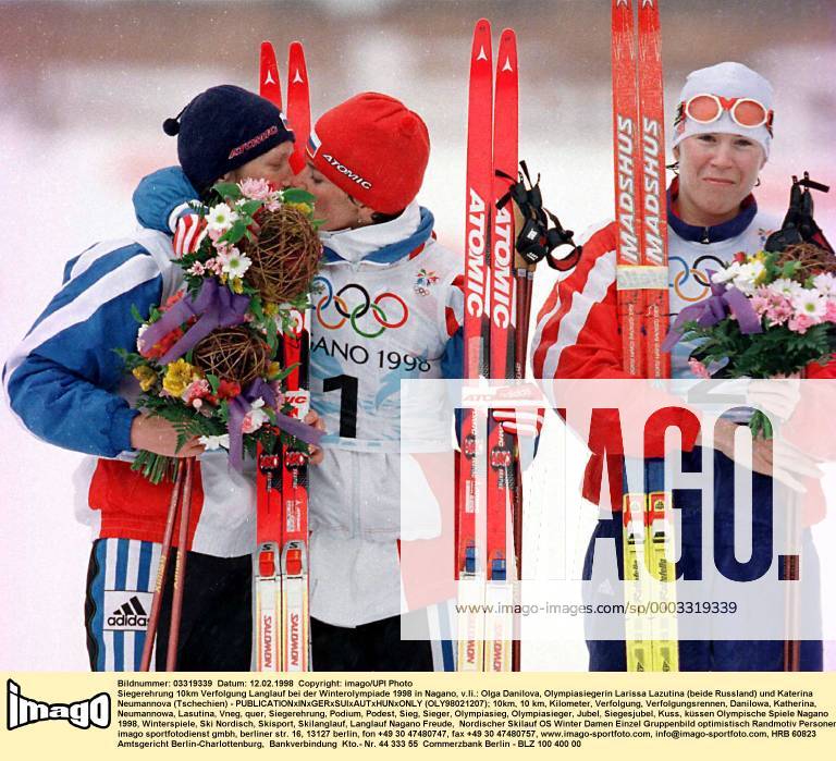 OLYMPIC LEGENDS: Larissa Lasutina Siegerehrung 10km Verfolgung Langlauf bei der Winterolympiade 1998 in Nagano, v.li.: Olga Danilova, Olympiasiegerin Larissa Lazutina (beide Russland) und Katerina Neumannova (Tschechien) - (OLY98021207) Nordischer Skilauf OS Winter Damen Olympische Spiele Nagano 1998, Winterspiele, Ski Nordisch, Skisport, Skilanglauf, Langlauf Gruppe Nagano Freude, Nordischer Skilauf OS Winter Damen Olympische Spiele Nagano 1998, Winterspiele, Ski Nordisch, Skisport, Skilanglauf, Langlauf Gruppe Nagano Freude,