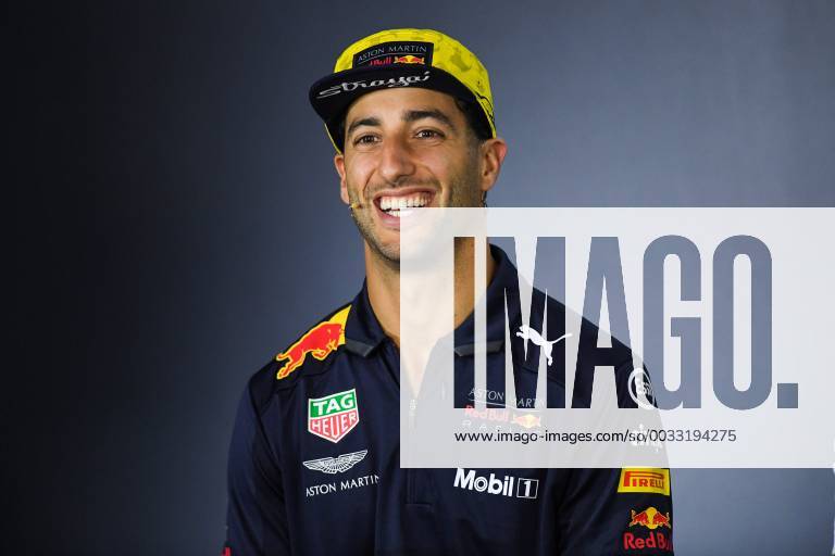 22nd March 2018, Melbourne Grand Prix Circuit, Melbourne, Australia; Melbourne Formula One Grand Prix, Arrivals and press conference PK Pressekonferenz Daniel Ricciardo (Australia) of Aston Martin Red Bull Racing laughs during a press conference ActionPlus12003787