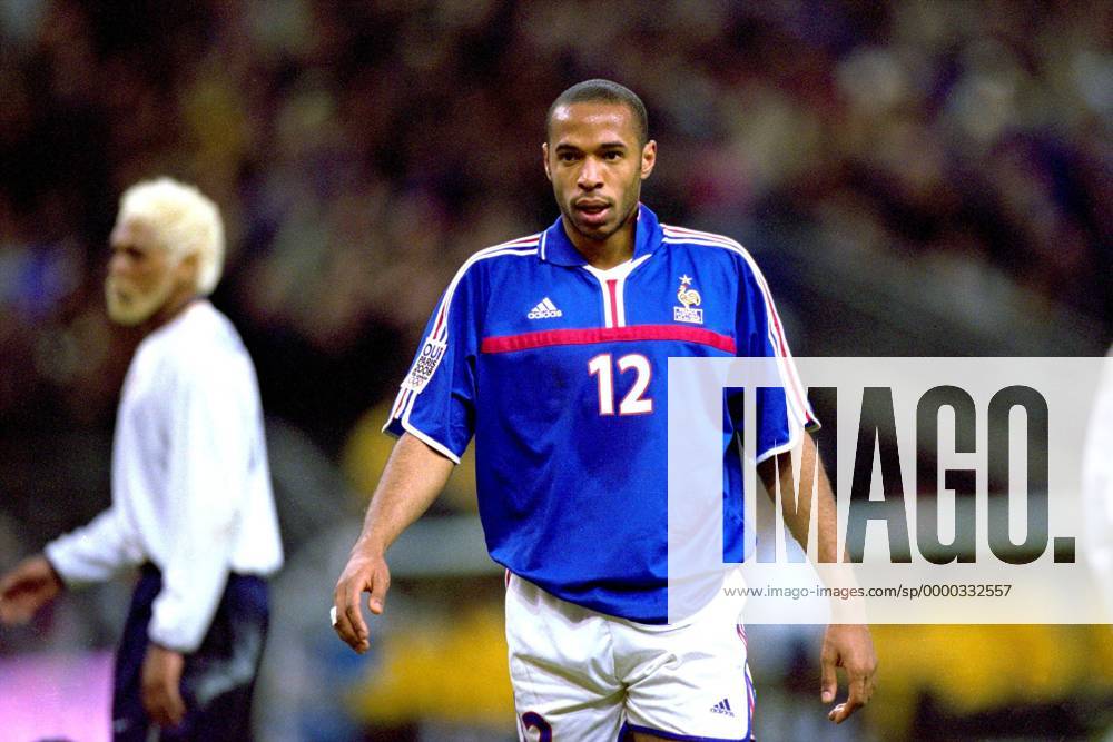 Thierry Henry (Frankreich) Fußball Länderspiel Herren Freundschaftsspiel 2001, Nationalmannschaft, Nationalteam, Nationaltrikot, Frankreich - Portugal 4:0 Einzelbild Stade de France Paris
