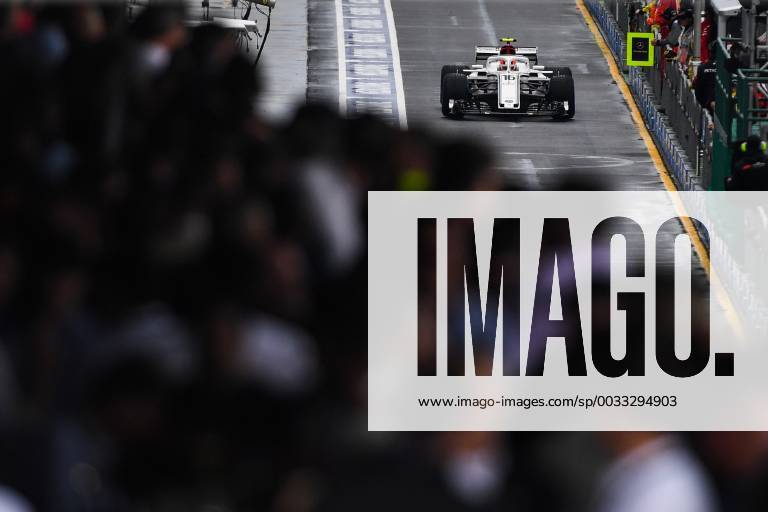 24th March 2018, Melbourne Grand Prix Circuit, Melbourne, Australia; Melbourne Formula One Grand Prix, qualifying; Crowds watch on as Charles Leclerc of Monaco driving the (16) Alfa Romeo Sauber F1 Team C37 Ferrari ActionPlus12004738