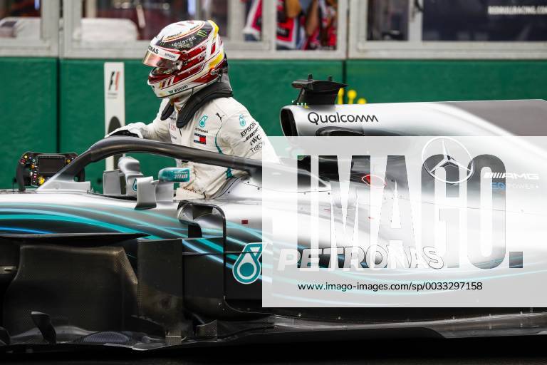 HAMILTON Lewis (gbr), Mercedes AMG F1 Petronas GP W09 Hybrid EQ Power+, celebrating pole position during 2018 Formula 1 championship at Melbourne, Australian Grand Prix, from March 22 To 25 - s: FIA Formula One World Championship WM Weltmeisterschaft 2018, Melbourne, Victoria : Motorsports: Formula 1 2018 Rolex Australian Grand Prix, Melbourne Australia