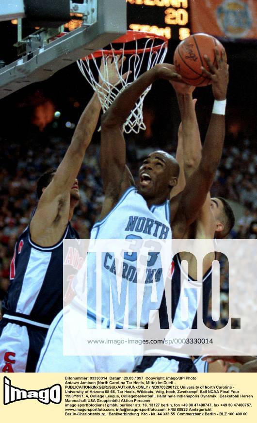 Antawn Jamison (North Carolina Tar Heels, Mitte) im Duell - (IND970329012) Basketball Herren NCAA Final Four 1996 1997, 4, College League, Collegebasketball, Halbfinale Gruppe Indianapolis Dynamik, Basketball Herren NCAA Final Four 1996 1997, 4, College League, Collegebasketball, Halbfinale Gruppe Indianapolis Dynamik,