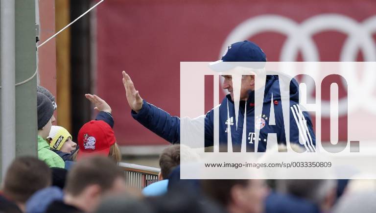 Football 1 League 2017 2018 Bayern Munich Training at the Säbenerstrasse in Munich Coach Jupp Heynckes FC Bayern Munich is giving the fans at the fence autographs and a handshake for a small fan