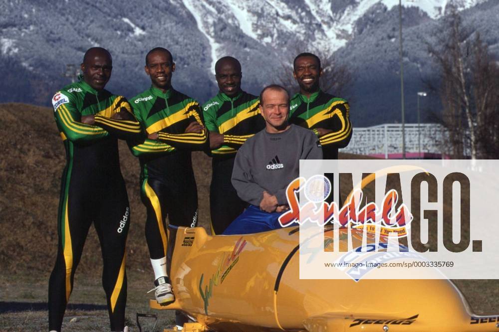 Jamaika 1 mit Dudley Stokes (re.), Wayne Thomas, Winston Watts, Christian Stokes und Nationaltrainer Gerd Leopold Bobsport Herren Weltcup 1998, Worldcup, World, WC, Welt Cup, Bobsport, Vierer, Viererbob, 4er, 4 er, Bob Gruppe Innsbruck, Igls Bobsport Herren Weltcup 1998, Worldcup, World, WC, Welt Cup, Bobsport, Vierer, Viererbob, 4er, 4 er, Bob Gruppe Innsbruck, Igls