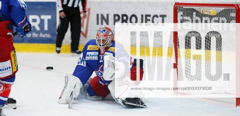 Swiss Arena Kloten SWITZERLAND Season 2017 2018 Mens Hockey NLA Placement Round Game 6 EHC Kloten HC Ambri Piotta Goalkeeper Kevin Poulin EHC Kloten