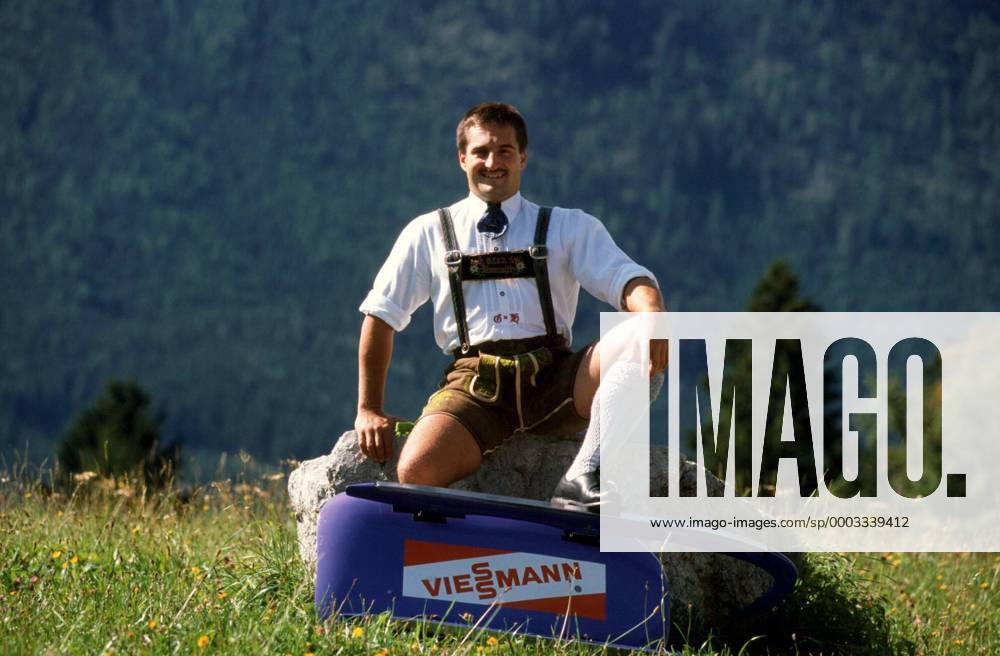 Georg Hackl (Deutschland) posiert mit seinem Rennschlitten Rennrodeln Herren Rodeln 1999, Rennschlitten, Rennschlittensport, Fotoshooting Einzelbild Aufnahmedatum geschätzt Berchtesgaden Rennrodeln Herren Rodeln 1999, Rennschlitten, Rennschlittensport, Fotoshooting Einzelbild Aufnahmedatum geschätzt Berchtesgaden