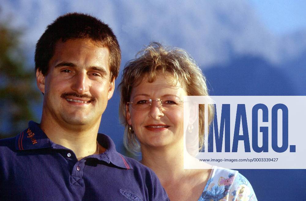 Georg Hackl (Deutschland) mit seiner Ehefrau Margit Rennrodeln Herren Rodeln 1999, Rennschlitten, Rennschlittensport, Fotoshooting Gruppe Aufnahmedatum geschätzt Berchtesgaden Rennrodeln Herren Rodeln 1999, Rennschlitten, Rennschlittensport, Fotoshooting Gruppe Aufnahmedatum geschätzt Berchtesgaden