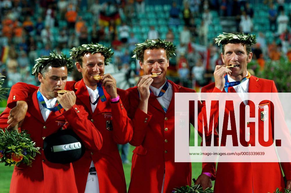 Siegerehrung der Teamwertung bei den Olympischen Sommerspielen 2004, v.li.: Die Olympiasieger Ludger Beerbaum, Christian Ahlmann, Marco Kutscher und Otto Becker (alle Deutschland) beißen in die Medaillen Pferdesport OS Sommer Herren Olympische Sommerspiele Athen 2004, Olympiade, Olympia, Spiele, Reiten, Reitsport Gruppe Jubel, Siegesjubel, Biss, beißen, prüfen Markopoulo o0 Aufmacher Freude, Pferdesport OS Sommer Herren Olympische Sommerspiele Athen 2004, Olympiade, Olympia, Spiele, Reiten, Reitsport Gruppe Jubel, Siegesjubel, Biss, beißen, prüfen Markopoulo o0 Aufmacher Freude,