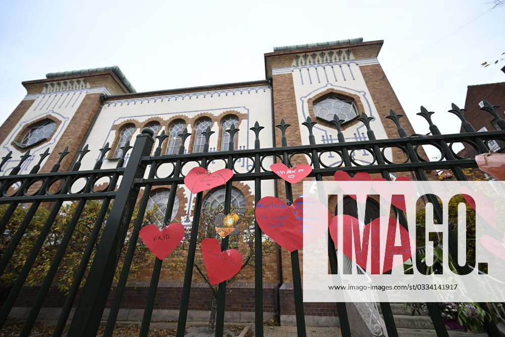 MALMÖ, SWEDEN 20231111 Demonstration of support and hearts on the fence at the Synagogue in Malmö on Saturday MALMÖ SVERIGE