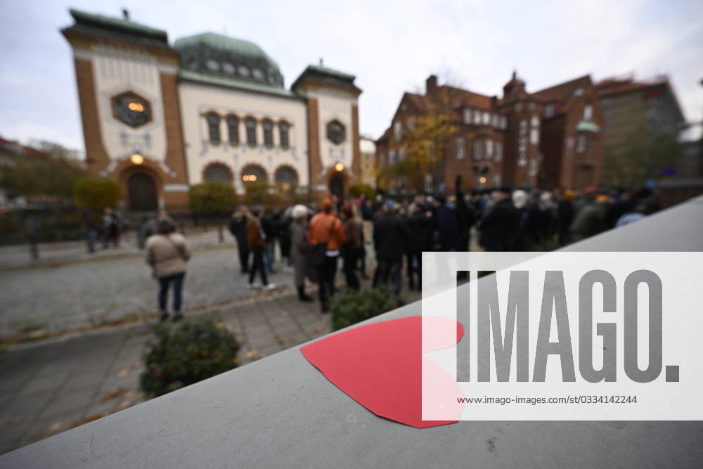 MALMÖ, SWEDEN 20231111 Support demonstration and hearts set up outside the Synagogue in Malmö on Saturday MALMÖ SVERIGE