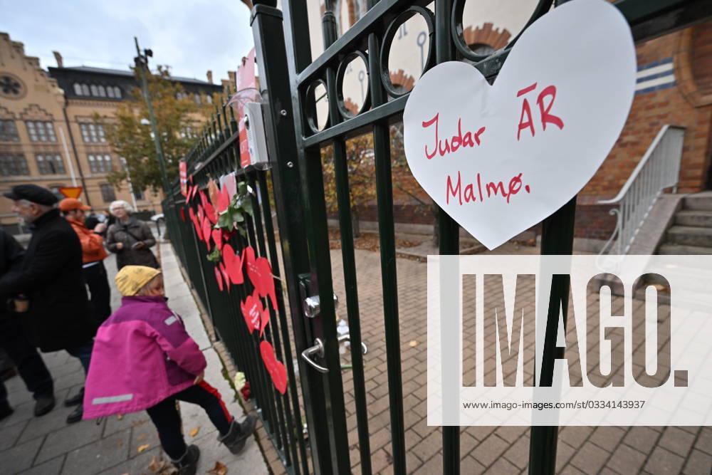 MALMÖ, SWEDEN 20231111 Demonstration of support and hearts on the fence at the Synagogue in Malmö on Saturday MALMÖ SVERIGE