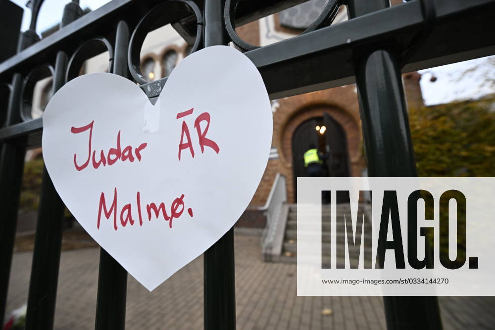 MALMÖ, SWEDEN 20231111 Demonstration of support and hearts on the fence at the Synagogue in Malmö on Saturday MALMÖ SVERIGE