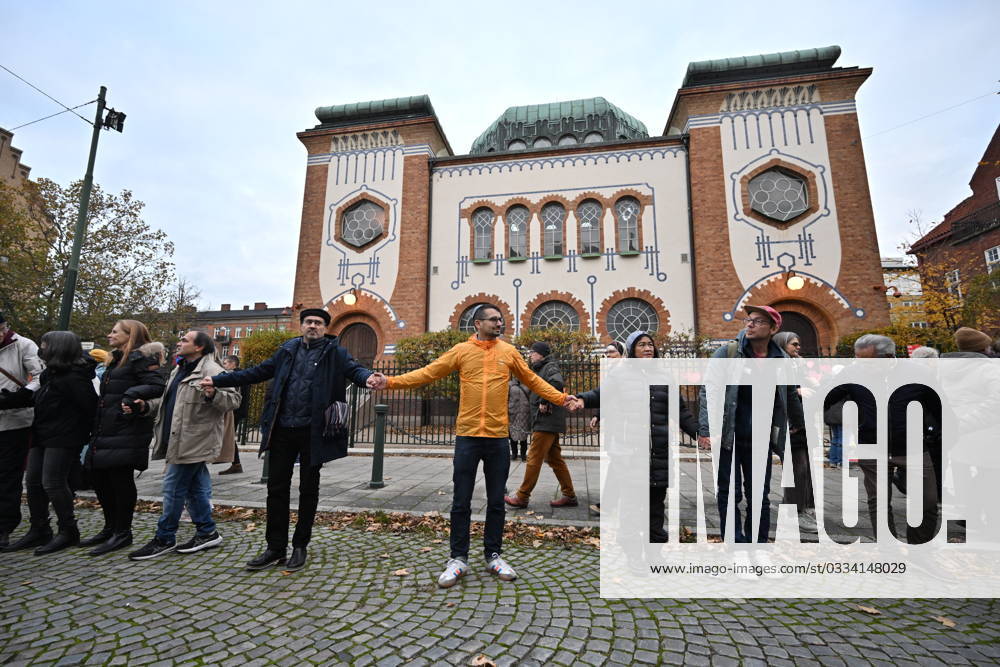 MALMÖ, SVERIGE 20231111 People hand in hand with showan shattak yellow jacket form a ring around the Synagogue in Malmö during a support demonstration on Saturday MALMÖ SVERIGE