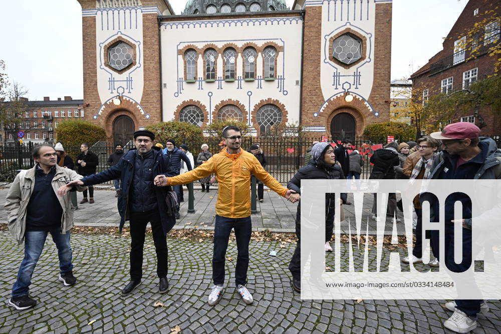 MALMÖ, SWEDEN 20231111 People hand in hand with Showan Shattak yellow jacket form a ring around the Synagogue in Malmö during a support demonstration on Saturday MALMÖ SVERIGE