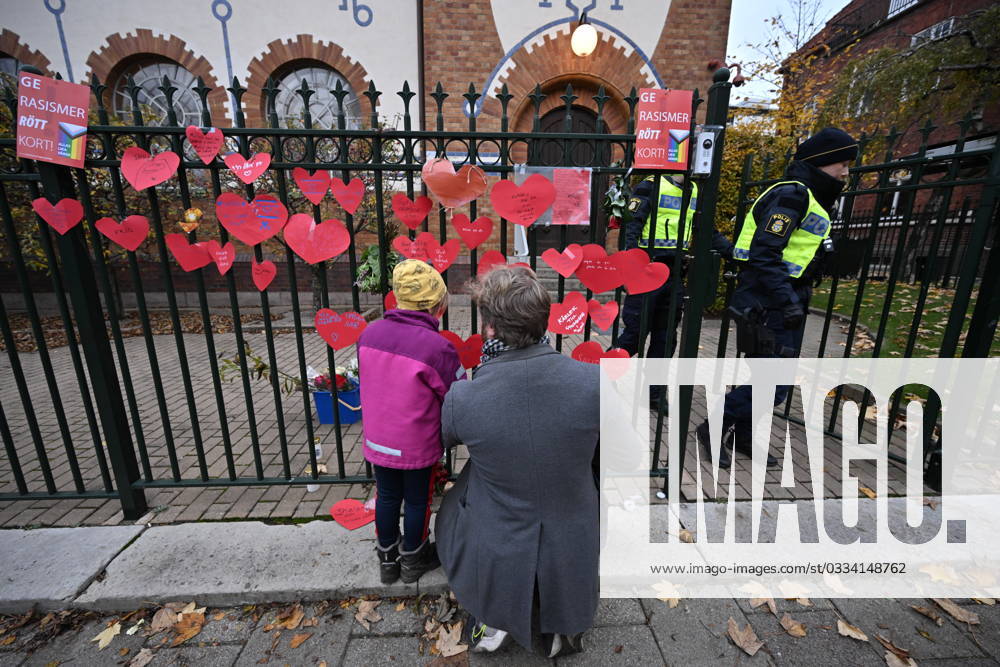 MALMÖ, SVERIGE 20231111 Police at a support demonstration outside the Synagogue in Malmö on Saturday where people put hearts on the fence MALMÖ SVERIGE