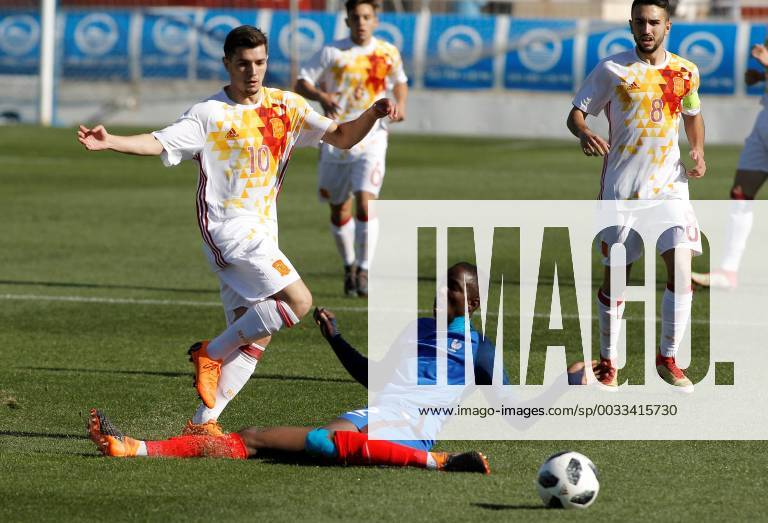 Spanish Brahim Diaz (L) vies for the ball with French Dembele during the European under 19 Elite qualifying round between the national soccer teams of Spain and France at the Guillermo Amor stadium in Benidorm, Spain, 27 March 2018. Spain vs. France !ACHTUNG: NUR REDAKTIONELLE NUTZUNG!