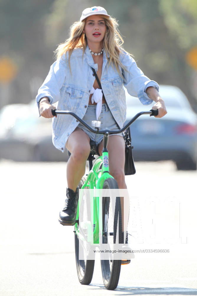EXCLUSIVE: Sahara Ray takes selfies as she cycles around Malibu 156644, EXCLUSIVE: Sahara Ray takes selfies as she cycles around Malibu. Whilst at a light she checks her self out and then has her friend check something on her face., Credit:PacificCoastNews Avalon USA, Malibu