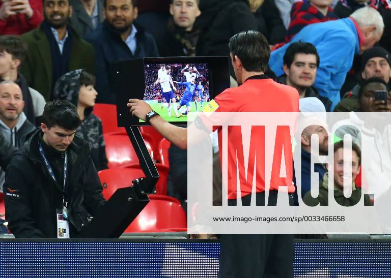 London, England, United Kingdom - Referee Deniz Aytekin of Germay looking at the VAR to decided whether it s a penalty during International Friendly Länderspiel match between England against Italy at Wembley stadium, London, England on 27 March 2018. England v Italy - International Friendly - ZUMAn230 20180327_zaa_n230_781