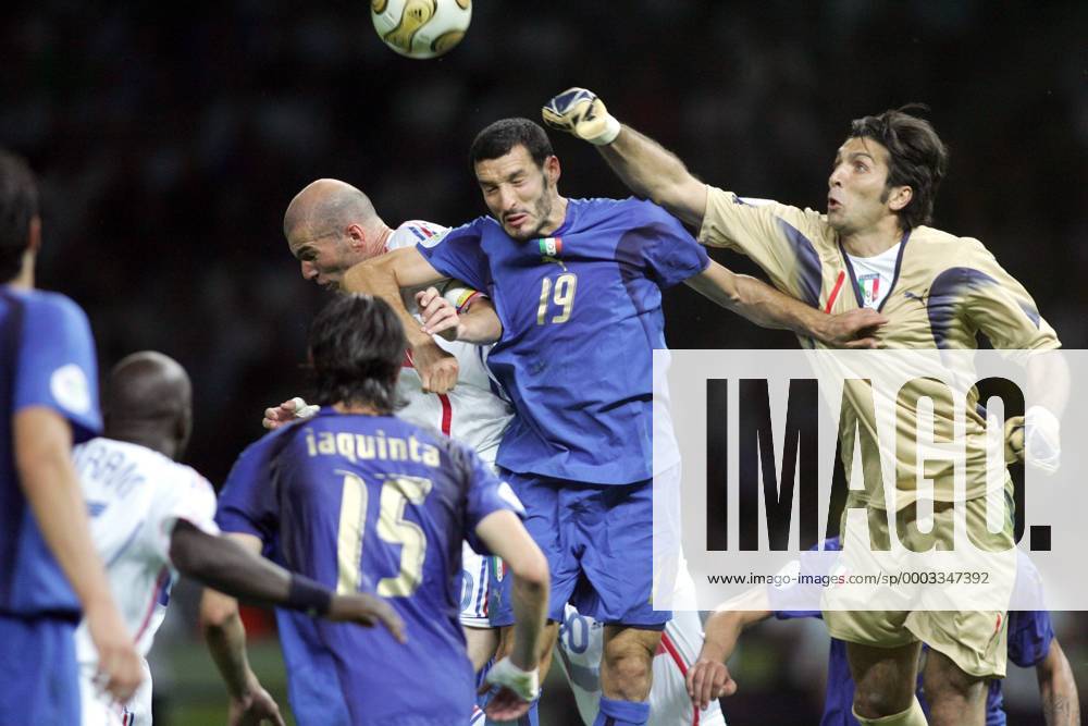 Gianluca Zambrotta (Mitte) und Torwart Gianluigi Buffon (beide Italien) gegen Zinedine Zidane (Frankreich) - Fußball Länderspiel Herren WM 2006, Nationalmannschaft, Nationaltrikot Finale Endspiel, Frankreich - Italien 6:4 n.E., Vdig Gruppe Berlin Dynamik, Abwehr, Fußball Länderspiel Herren WM 2006, Nationalmannschaft, Nationaltrikot Finale Endspiel, Frankreich - Italien 6:4 n.E., Vdig Gruppe Berlin Dynamik, Abwehr,