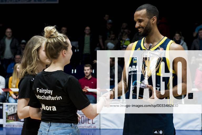 EasyCredit BBL Main Round 18 Gameday Rockets ALBA Berlin Season 2017 2018 29 03 2018 Erfurt The Fair Play Cup goes to Akeem Vargas 11 ALBA Berlin after the main round match of the easyCredit BBL of the Rockets against ALBA Berlin on 29 March 2018 in the Messehalle Erfurt