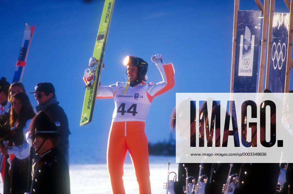 Olympiasieger Jens Weissflog (Deutschland) jubelt Skispringen OS Winter Damen Olympische Spiele 1994, Winterspiele Einzelbild Lillehammer Skispringen OS Winter Damen Olympische Spiele 1994, Winterspiele Einzelbild Lillehammer