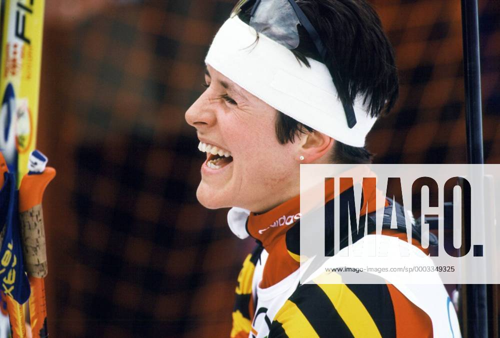 Uschi Disl (Deutschland) amüsiert sich prächtig Biathlon OS Winter Damen Olympische Winterspiele Nagano 1998, Spiele, Einzelbild Aufnahmedatum geschätzt, Nozawa Onsen Freude, Biathlon OS Winter Damen Olympische Winterspiele Nagano 1998, Spiele, Einzelbild Aufnahmedatum geschätzt, Nozawa Onsen Freude,