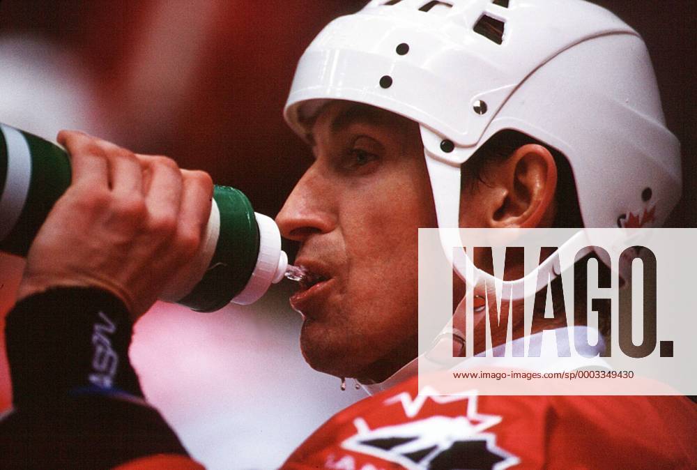 Wayne Gretzky (Kanada) trinkt Eishockey OS Winter Herren Olympische Winterspiele Nagano 1998, Spiele, Nationalteam, Nationaltrikot, Länderspiel, Einzelbild Aufnahmedatum geschätzt, Nagano Eishockey OS Winter Herren Olympische Winterspiele Nagano 1998, Spiele, Nationalteam, Nationaltrikot, Länderspiel, Einzelbild Aufnahmedatum geschätzt, Nagano