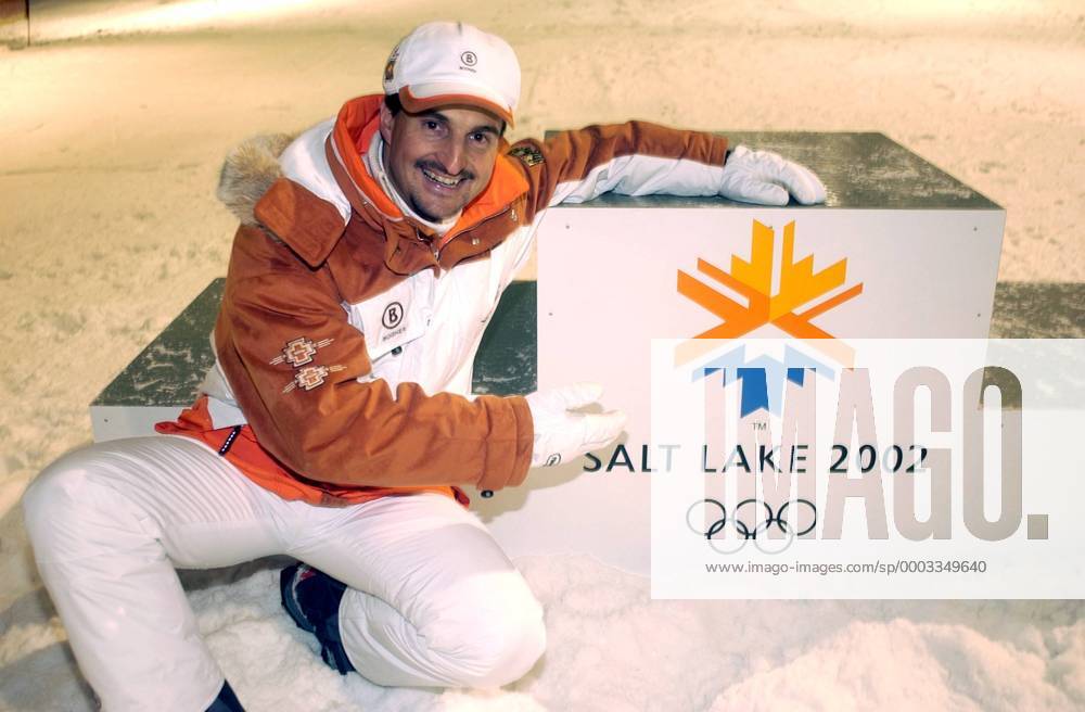 Georg Hackl (Deutschland) während der Präsentation der Olympiabekleidung für Salt Lake City 2002 Rennrodeln OS Winter Herren Vorschau 2001, Olympische Winterspiele Salt Lake City 2002, Spiele, Einzelbild Präsentation, Pressetermin, Neuss Rennrodeln OS Winter Herren Vorschau 2001, Olympische Winterspiele Salt Lake City 2002, Spiele, Einzelbild Präsentation, Pressetermin, Neuss