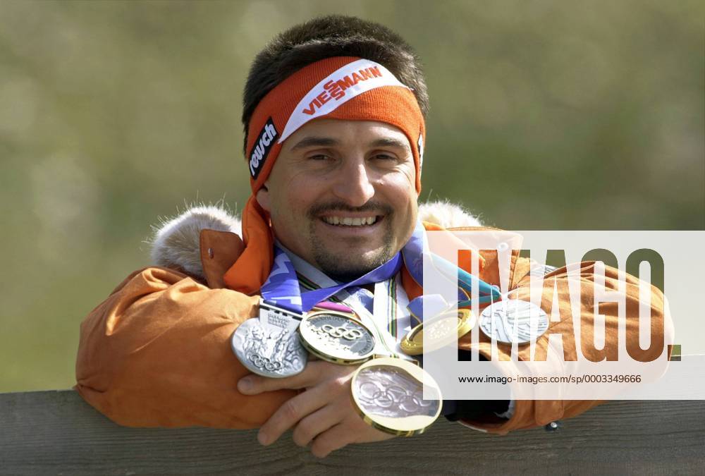 Georg Hackl (Deutschland) mit seinen vielen Olympiamedaillen während der Präsentation der Olympiabekleidung für Salt Lake City 2002 Rennrodeln OS Winter Herren Vorschau 2001, Olympische Winterspiele Salt Lake City 2002, Spiele, Einzelbild Präsentation, Pressetermin, Neuss Rennrodeln OS Winter Herren Vorschau 2001, Olympische Winterspiele Salt Lake City 2002, Spiele, Einzelbild Präsentation, Pressetermin, Neuss
