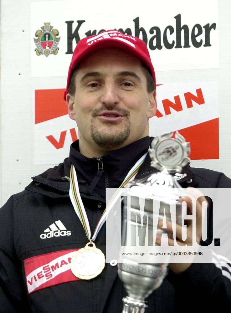 Georg Hackl (Deutschland) mit Pokal für den Sieg beim Weltcupfinale in Winterberg 2003 Rennrodeln Herren Weltcup 2002 2003, Welt Cup, Worldcup, World, WC, Rodeln, Rennschlitten, Rennschlittensport Einzelbild Winterberg Rennrodeln Herren Weltcup 2002 2003, Welt Cup, Worldcup, World, WC, Rodeln, Rennschlitten, Rennschlittensport Einzelbild Winterberg