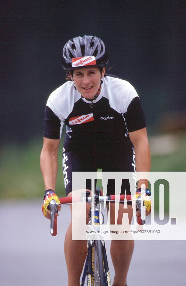 Uschi Disl (Deutschland) holt sich ihre Kondition auf dem Rad Biathlon Damen Training 2000, Sommer Sommertraining Vorbereitung, Fotoshooting Vdia Einzelbild Biathlon Damen Training 2000, Sommer Sommertraining Vorbereitung, Fotoshooting Vdia Einzelbild