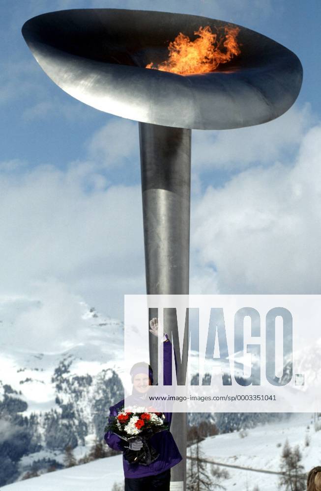 Georg Hackl (Deutschland) bejubelt vor dem olympischen Feuer seinen Olympiasieg 1992 Rennrodeln OS Winter Herren Olympische Spiele 1992, Winterspiele, Rodeln, Rennschlitten, Rennschlittensport Einzelbild Albertville, La Plagne Freude, Rennrodeln OS Winter Herren Olympische Spiele 1992, Winterspiele, Rodeln, Rennschlitten, Rennschlittensport Einzelbild Albertville, La Plagne Freude,