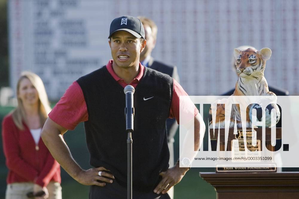 Eldrick Tiger Woods (USA), Sieger der Target World Challenge 2007, hält eine Rede - (Icon26953369) Golf Herren Target World Challenge 2007, PGA Tour Einzelbild Thousand Oaks Golf Herren Target World Challenge 2007, PGA Tour Einzelbild Thousand Oaks