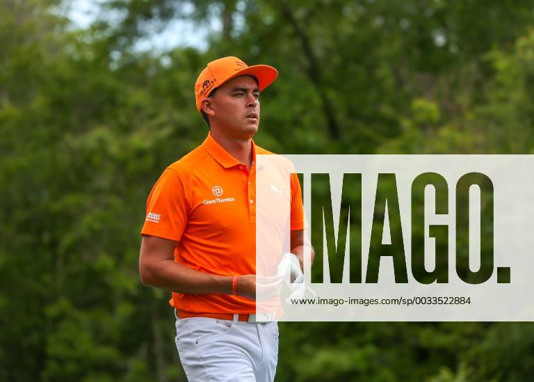 HUMBLE, TX - APRIL 01: Rickie Fowler (USA) departs second tee during the final round of the Houston Open on April 1, 2018 at the Golf Club of Houston in Humble, Texas. (Photo by Leslie Plaza Johnson Icon Sportswire) GOLF: APR 01 PGA Golf Herren - Houston Open Icon180401002