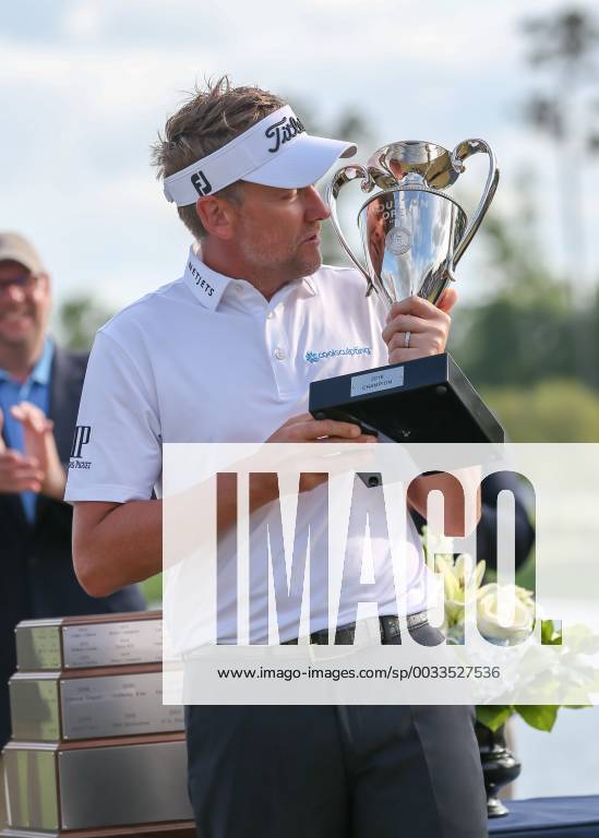 HUMBLE, TX - APRIL 01: Ian Poulter (GBR) kisses the Houston Open Championship trophy during the final round of the Houston Open on April 1, 2018 at the Golf Club of Houston in Humble, Texas. (Photo by Leslie Plaza Johnson Icon Sportswire) GOLF: APR 01 PGA Golf Herren - Houston Open Icon180401289