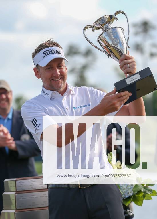 HUMBLE, TX - APRIL 01: Ian Poulter (GBR) holds up the Houston Open Championship trophy during the final round of the Houston Open on April 1, 2018 at the Golf Club of Houston in Humble, Texas. (Photo by Leslie Plaza Johnson Icon Sportswire) GOLF: APR 01 PGA Golf Herren - Houston Open Icon180401290