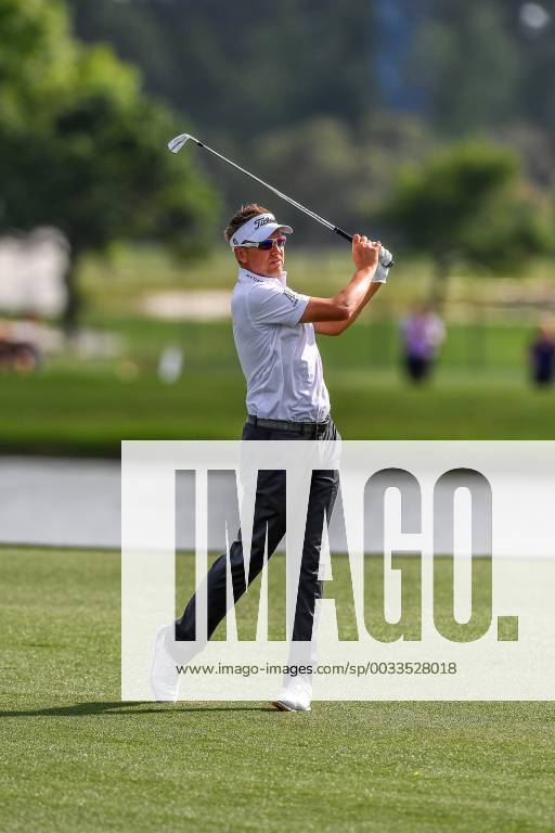 Ian Poulter hits on to the 18th green in regulation during the Houston Open at the Golf Club of Houston in Humble, Texas. CSM PGA Golf Herren 2018: Houton Open APR 1 - ZUMAc04_ 20180401_zaf_c04_077