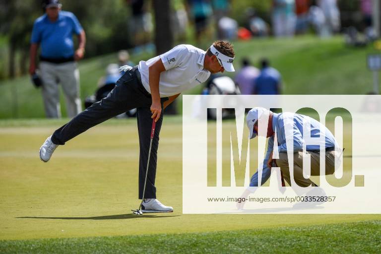 Ian Poulter inspects an official s repair of the hole during the Houston Open at the Golf Club of Houston in Humble, Texas. CSM PGA Golf Herren 2018: Houton Open APR 1 - ZUMAc04_ 20180401_zaf_c04_093