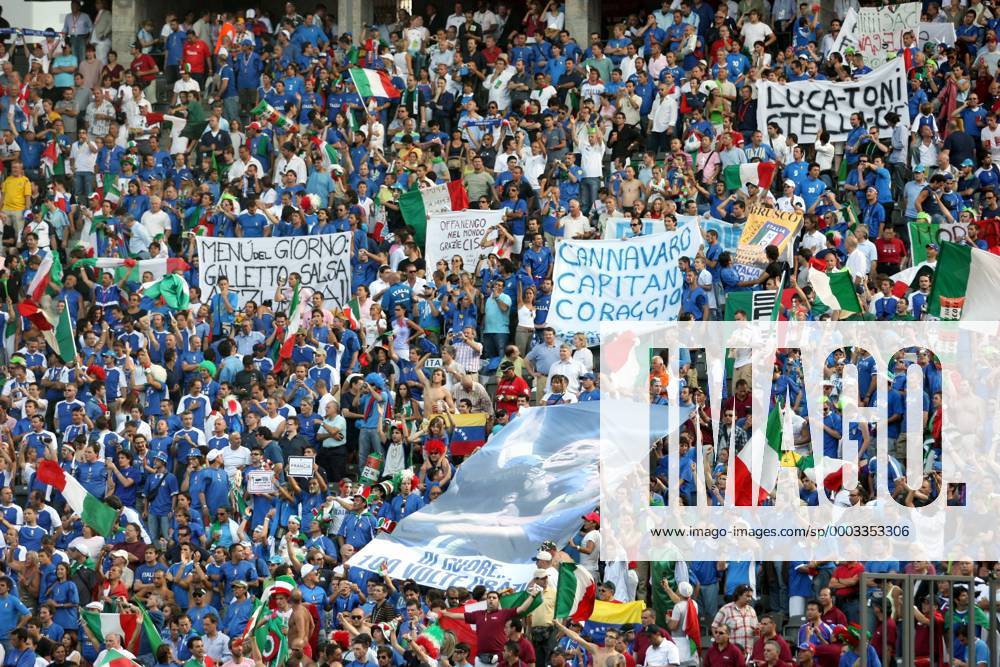 Italienische Fans mit Nationalfahnen und Plakaten auf der Tribüne des Berliner Olympiastadions - Fußball Länderspiel Herren WM 2006, Nationalmannschaft, Italien, Finale Endspiel, Vdig Totale Berlin Fußball Länderspiel Herren WM 2006, Nationalmannschaft, Italien, Finale Endspiel, Vdig Totale Berlin