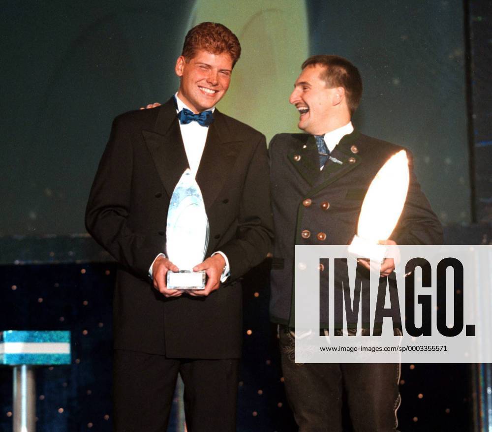 Georg Hackl (re.) und Jan Ullrich (beide Deutschland) freuen sich gemeinsam über die Auszeichnung zum Sportler des Jahres 1998 Rennrodeln Herren Sportler des Jahres 1998, Ehrung, Auszeichnung, Gala, Sportgala Gruppe Wiesbaden Harmonie Freude, Rennrodeln Herren Sportler des Jahres 1998, Ehrung, Auszeichnung, Gala, Sportgala Gruppe Wiesbaden Harmonie Freude,