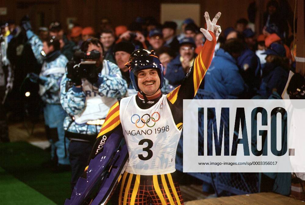 Georg Hackl (Deutschland) bejubelt seinen dritten Olympiasieg Der erfolgreichste olympische Rodler aller Zeiten gewann 1992, 1994 und 1998 Gold und bei seinen ersten Olympischen 1988 Silber Rennrodeln OS Winter Herren Olympische Spiele 1998, Winterspiele, Rodeln, Rennschlittensport, Rennschlitten Einzelbild Nagano City Freude, Rennrodeln OS Winter Herren Olympische Spiele 1998, Winterspiele, Rodeln, Rennschlittensport, Rennschlitten Einzelbild Nagano City Freude,