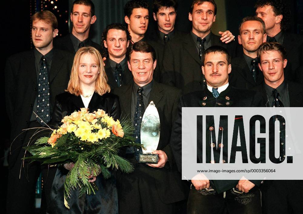 Die Sportler des Jahres 1998, Rennrodler Georg Hackl (4.v.re.) und Skisportlerin Katja Seizinger (beide Deutschland) posieren gemeinsam mit dem Team des 1. FC Kaiserslautern um Trainer Otto Rehhagel (vorn Mitte) Rennrodeln Herren Sportler des Jahres 1998, Ehrung, Auszeichnung, Gala, Sportgala Totale o0 Schorsch Wiesbaden Rennrodeln Herren Sportler des Jahres 1998, Ehrung, Auszeichnung, Gala, Sportgala Totale o0 Schorsch Wiesbaden
