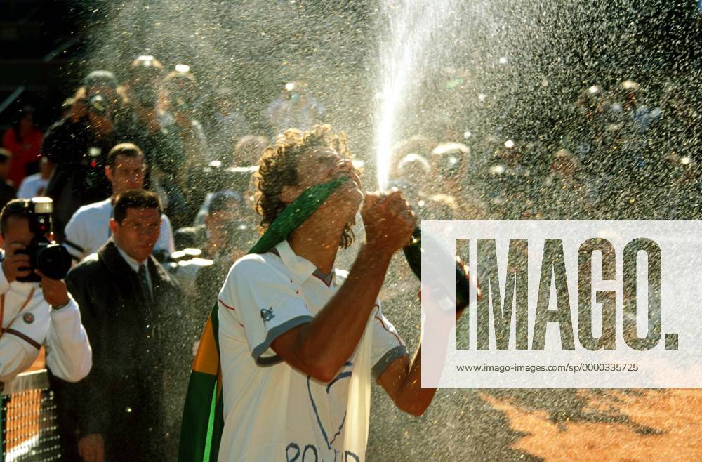 Gustavo Kuerten (Brasilien) nimmt eine Champagnerdusche Tennis Herren French Open 2001, ATP-Tour, Grand Slam, Sand, Sandplatz, Sandplatztennis, Sandplatzturnier, Vdia Einzelbild Roland Garros Paris Glück Freude, Begeisterung,