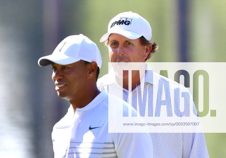 While Mickelson (R) and Tiger Woods talk as they prepare to putt no the 16th green during a practice round prior to the Masters golf tournament at the Augusta National Golf Club, on April 3, 2018 in Augusta, Georgia. AUG20180403310 KEVINxDIETSCH