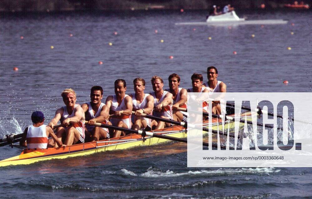 Deutschlandachter mit Bahne Rabe (5. v. li.) während der Olympischen Spiele 1992 in Barcelona Rudern OS Sommer Herren Olympische Spiele 1992, Sommerspiele, Rudersport, Achter, 8er, 8 er, Deutschland Einzelbild Aufnahmedatum geschätzt Barcelona Rudern OS Sommer Herren Olympische Spiele 1992, Sommerspiele, Rudersport, Achter, 8er, 8 er, Deutschland Einzelbild Aufnahmedatum geschätzt Barcelona