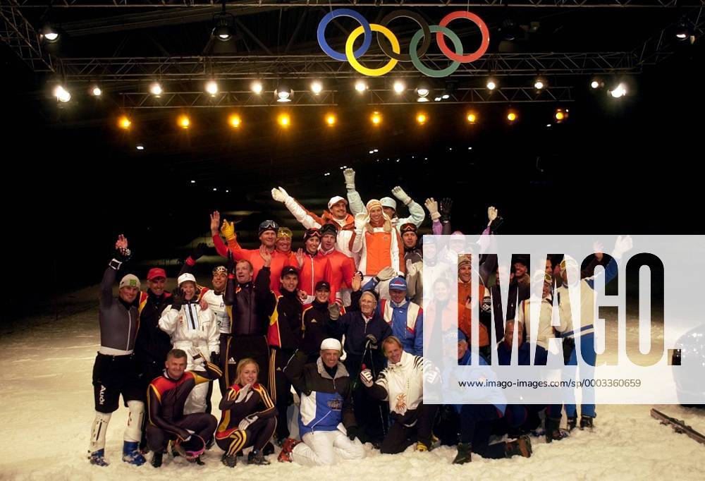 Deutscher Olympiakader mit u.a. Georg Hackl (Mitte), Sylke Otto (re.daneben) sowie Markus Wasmeier (3.v.re. unten) und Designer Willi Bogner (Schweiz li. daneben) bei der Präsentation der deutschen Olympiakollektion für die olympischen Winterspiele 2002 Rennrodeln OS Winter Olympische Winterspiele 2002 Spiele Salt Lake City Vorschau 2001 Modenschau Kollektion Einkleidung Totale Ausrüster Nationalteam Ausstatter Modedesigner Neuss Shooting Rennschlittensport Rennrodeln OS Winter Olympische Winterspiele 2002 Spiele Salt Lake City Vorschau 2001 Modenschau Kollektion Einkleidung Totale Ausrüster Nationalteam Ausstatter Modedesigner Neuss Shooting Rennschlittensport