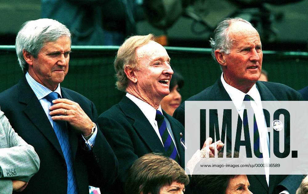 Champions Parade: V. li.: Roy Emerson, Rod Laver und Neale Fraser (alle Australien) Tennis Herren All England Championships 2000, WTA-Tour, Rasen, Rasenplatz, Rasentennis, Rasenturnier Gruppe Wimbledon London Freude,