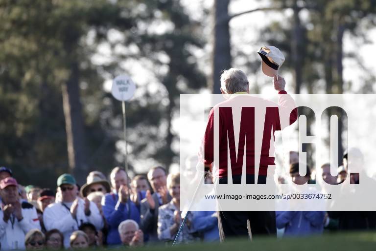Honorary Starter Jack Nicklaus tips his cap to the patrons before hitting a tee shot on the first hole before the 1st round of the 2018 Masters Tournament at the Augusta National Golf Club in Augusta, Georgia, on April 5, 2018. AUG20180405105 JOHNxANGELILLO